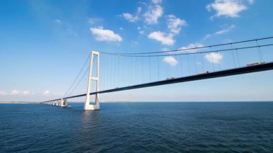 denemarken_funen_seeland_grote-belt-brug_brug_verkeer_shutterstock_697414189