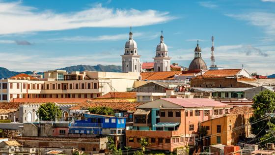 Cuba, Santiago de Cuba, uitzicht stad en basiliek - shutterstock_775047370
