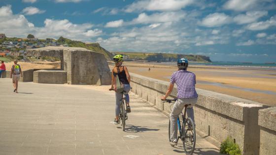 Velo_sur_la_digue_d_Arromanches-Vincent_Rustuel___Calvados_Attractivite(1)