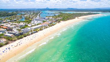 australie_queensland_sunshine-coast_noosa-strand_water_zand_blauw_shutterstock