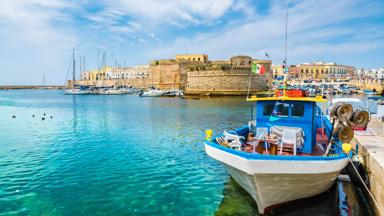 italie_apulie_gallipoli_peninsula_haven_zeilboten_zee_gebouwen_shutterstock