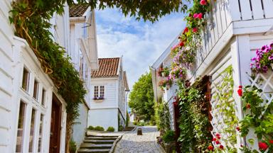 noorwegen_rogaland_stavanger_oude-stad_witte-huizen_bloemen_straat_shutterstock_246599635