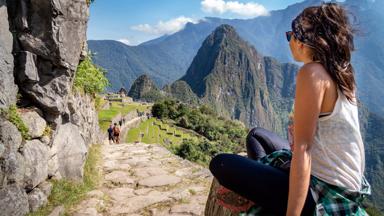 peru_machu-picchu_toerist_uitzicht_vrouw_single_b.jpg