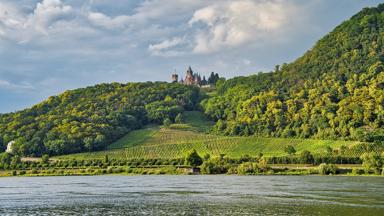 duitsland_noordrijn-westfalen_bonn_zevengebergte_drachenfels_drachenburg_rivier_wijngaard_kasteel_heuvel_GettyImages-1256481191