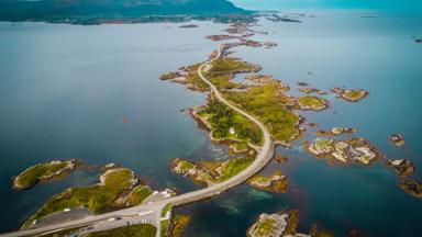 noorwegen_more-og-romsdal_atlantic-road_weg_eilandjes_water_route_shutterstock_1671104347