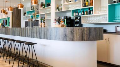 Belgie_Nieuwpoort_IbisStylesHotel_bar_h