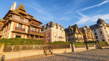 frankrijk_normandie_deauville_villa_strand_shutterstock_784872958