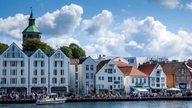 noorwegen_rogaland_stavanger_haven_mensen_boot_toren_getty