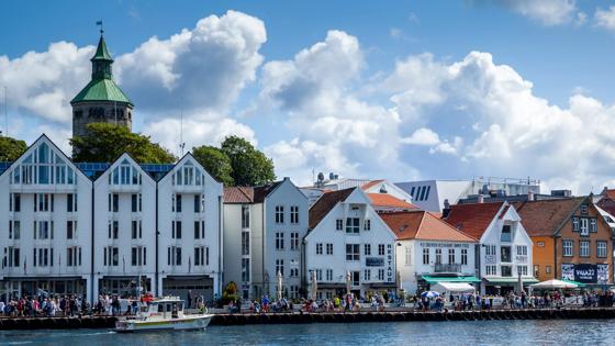 noorwegen_rogaland_stavanger_haven_mensen_boot_toren_getty