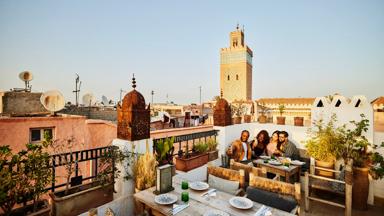 Marokko, Marrakech, medina, dakterras, vrienden - GettyImages-1463518515