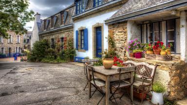 frankrijk-bretagne_concarneau_dorp_huizen_bankje_tafel_bloempotten_boom_shutterstock