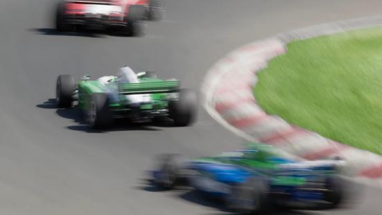 Raceauto's op een circuit.