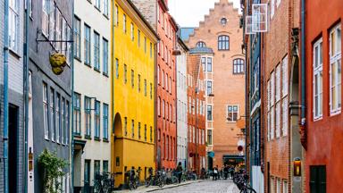 denemarken_kopenhagen_huizenrij_detail_straat_huis_kleurrijk_getty