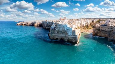 Italië, Puglia, Polignano a Mare - GettyImages-1310044837