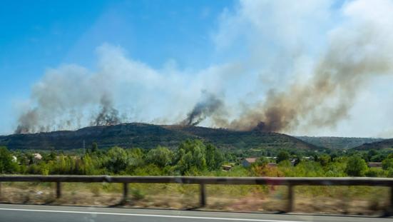 Bosbrand langs snelweg in Zuid-Europa.