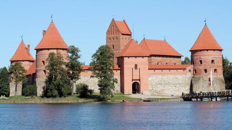 litouwen_vilniaus_trakai_trakai-kasteel_aanzicht_meer_brug_mensen_ingang_shutterstock