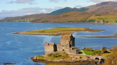 schotland_highland_dornie_eilean-donan-castle_kasteel_meer_eiland_heuvels_GettyImages-520578578