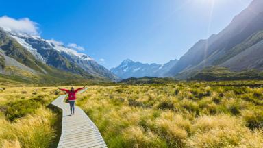 nieuw-zeeland_mount-cook-national-park_pad-uitzicht-vrouw_shutterstock