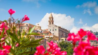 italie_bloemenriviera_ventimiglia_vakantie-bloemenriviera_uitzicht-bloemen-kerk_old-town_shutterstock