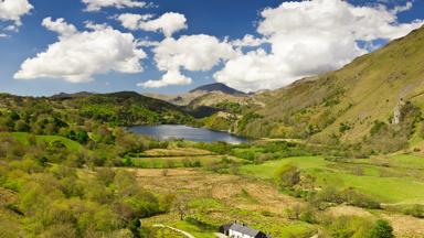 wales_noord-wales_snowdonia_gwynant-valley_meer_bergen_GettyImages-173110233