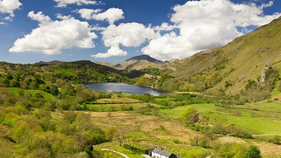 wales_noord-wales_snowdonia_gwynant-valley_meer_bergen_GettyImages-173110233