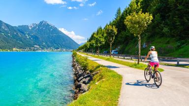 oostenrijk_tirol_pertisau_achensee_fiets_shutterstock