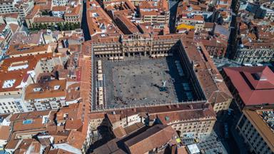 Spanje_Madrid_Plaza-Mayor_plein_gebouwen_luchtfoto_getty.jpg