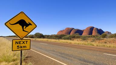 australie_northern-territory_the-olgas_uluru-kata-tjuta-national-park_kangoeroe_verkeersbord_weg_outback_b.jpg