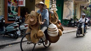 vietnam_hanoi_straatbeeld_local_hoedjes_straatverkoper_a.jpg