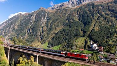 Zwitserland_treinreizen_Grand Train_GotthardPanoramaExpress_rijdens door bergen_h
