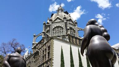 colombia_medellin_plaza-botero_rafael-uribe-uribe-paleis-van-cultuur_sculpturen-fernando-botero_f