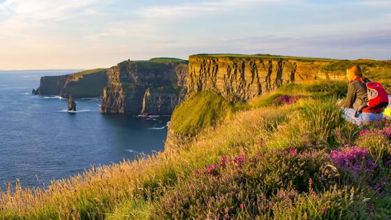 ierland_county-clare_liscannor_cliffs-of-moher_klif_vrouw_getty