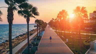 cyprus_limassol_promenade_zonsondergang_zee_palmbomen_wandelpad_wandelaar_man_GettyImages-1190028049