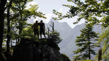 camping_slovenie_julische_alpen_camping_radovljica_buffel_outdoor_omgeving_bossen_bergen_stel_copyright_floris_heuer