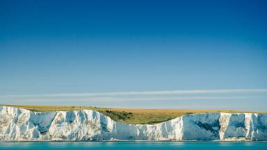 groot-brittannie_engeland_wales_nauw-van-calais_krijtrotsen-van-dover_white-cliffs-of-dover_vooraanzicht_zee_klif_getty