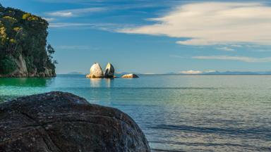 nieuw-zeeland_zuidereiland_abel-tasman-national-park_rotsen_zee_klif