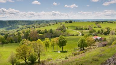 frankrijk_auvergne_landschap_autoweg-huizen_getty