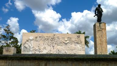 cuba_villa-clara_santa-clara_plaza-che-guevara_monument_che-guevara-mausoleum_standbeeld_f