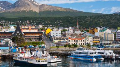 argentinie_vuurland_ushuaia_haven_uitzicht_berg_shutterstock-83521723