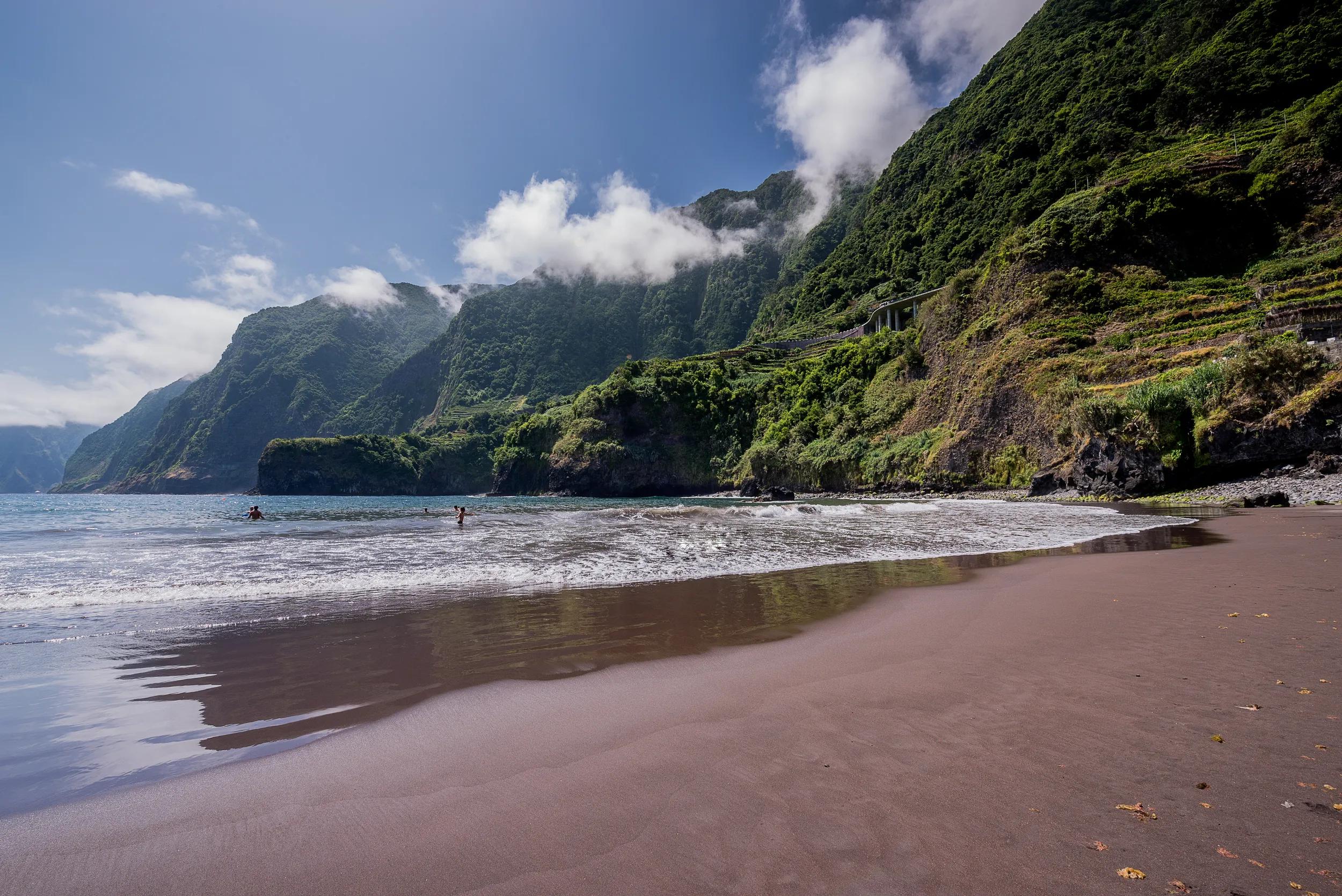Beelden komen van Turismo do Portugal in Madeira.

Iedere foto heeft zijn eigen naam en copyright, die wij dienen te gebruiken.