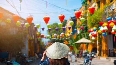 vietnam_hoi-an_lampion_vrouw_straat_hoed_shutterstock