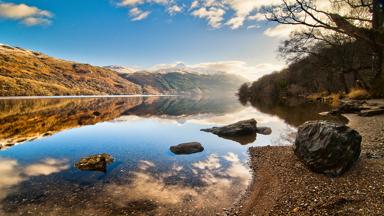 schotland_highlands_loch-lomond_meer_zon_weerspiegeling_berg_rots_getty