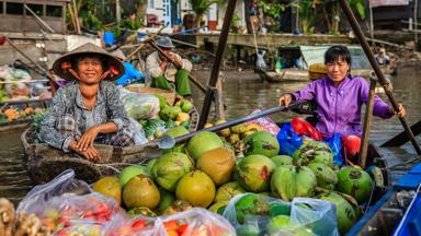 vietnam_mekong-delta_rivier_drijvende-markt_locals_boot_kokosnoten_getty
