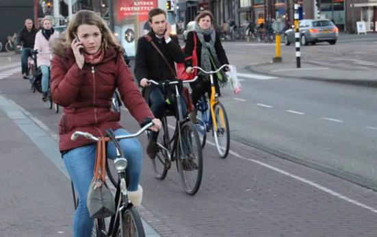 Ruim 9200 boetes voor bellen op de fiets