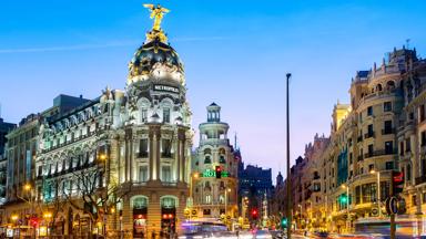 Spanje_Madrid_Gran-Via_Metropolisgebouw_avond_straat_getty-170131278.jpg