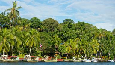 lodge_costa-rica_tortugero_tortuga-lodge_buitenkant-rivier-boten