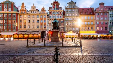 Night, Rynek we Wroclawiu, Wroclaw, Poland..Town Square: Rynek we Wroclawiu.Monument of Alexander Fredro