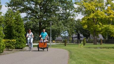 nederland-Overijssel-Hellendoorn-Hof_van_Salland-familie-fietsen-bakfiets