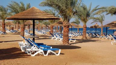 jordanie_aqaba_strand met bedjes_b