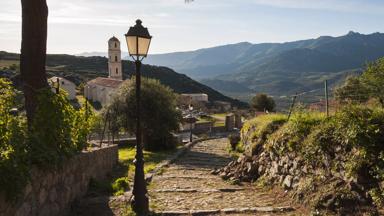 frankrijk_corsica_balagne_sant-antonio_wandelpad_kerk_lantaarn_heuvels_GettyImages-857630094